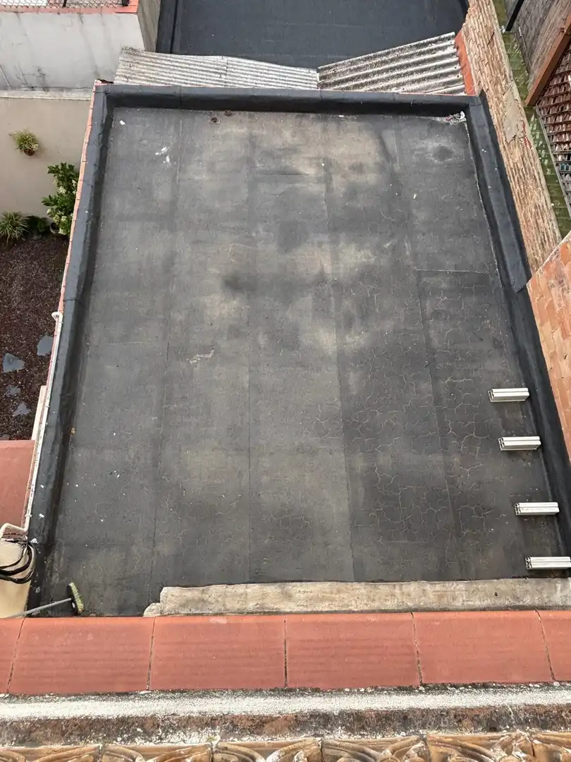 Vista exterior de Casa o chalet en venta en L'Hospitalet de Llobregat con Aire acondicionado, Terraza y Balcón