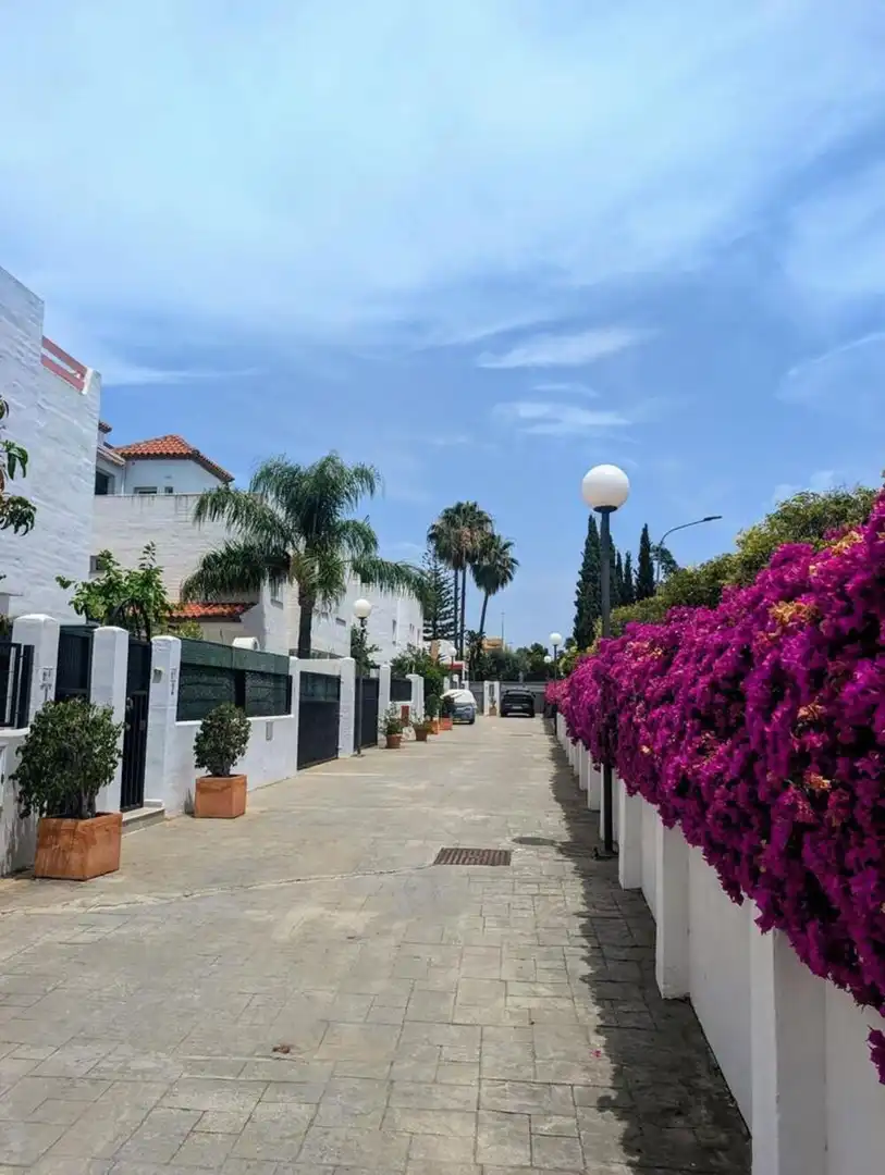 Vista exterior de Casa adosada de lloguer en Marbella amb Aire condicionat, Terrassa i Moblat