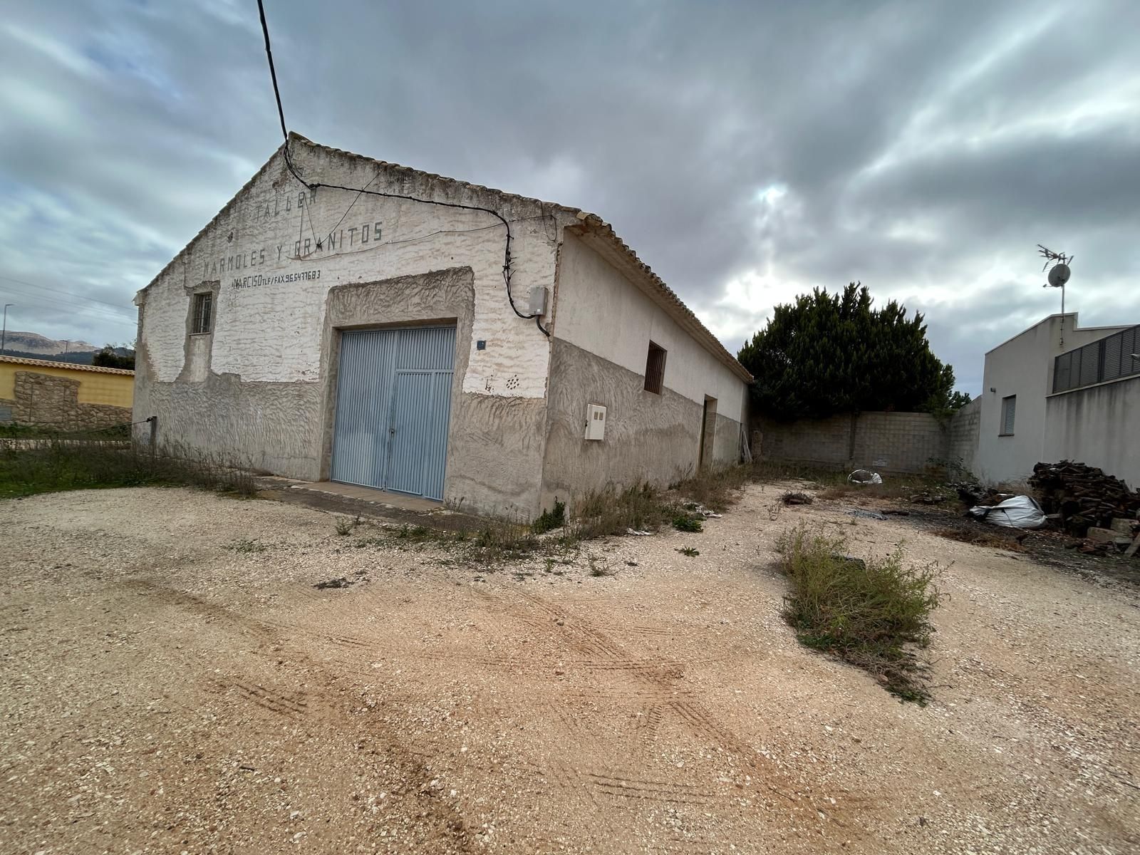 Vista exterior de Nau industrial en venda en El Pinós / Pinoso