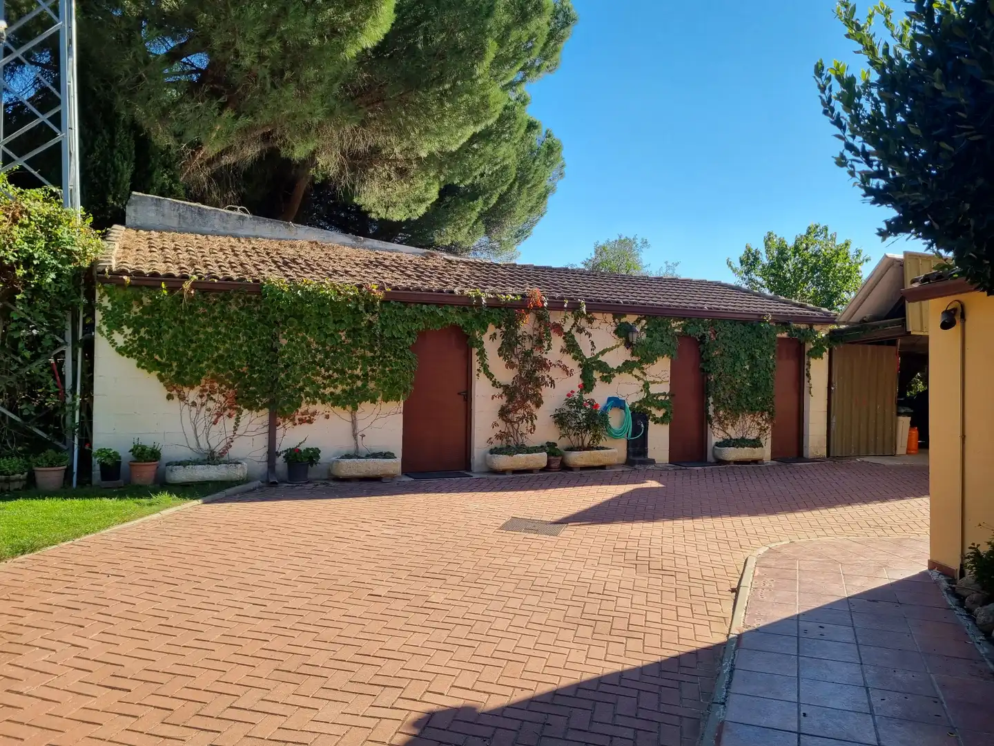 Exterior view of Houses for sale in Laguna de Duero  with Terrace, Storage room and Swimming Pool