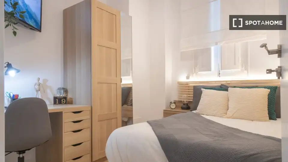 Bedroom of Flat for rent in Madrid  with Air Conditioner, Heating and Furnished