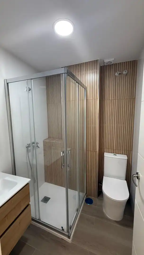 Bathroom of Flat for sale in Sevilla  with Air Conditioner, Terrace and Furnished
