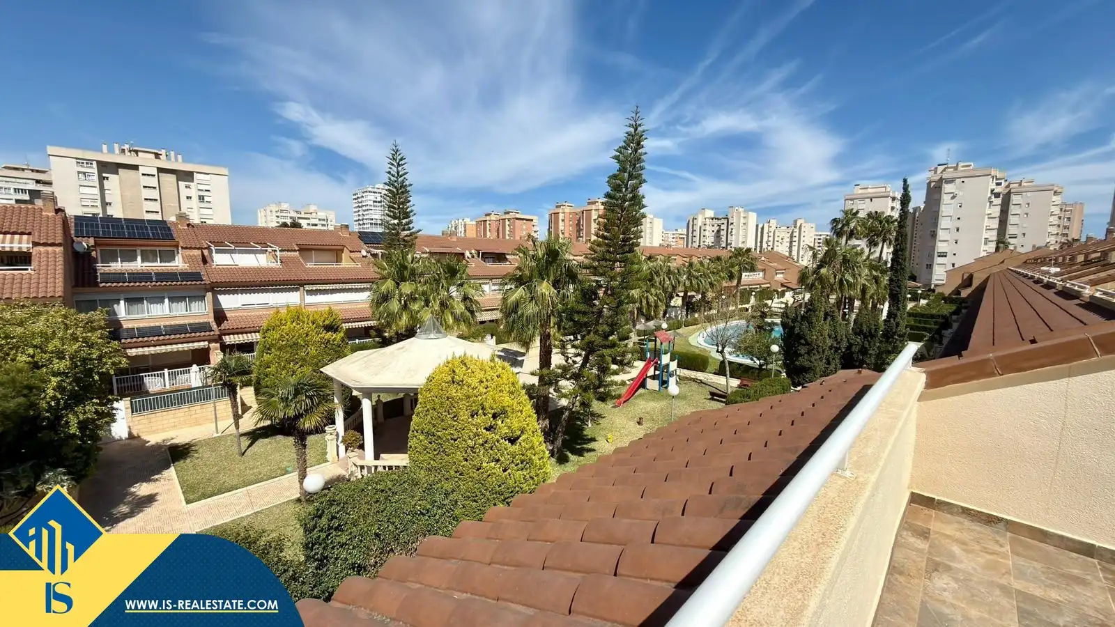 Vista exterior de Casa o xalet en venda en Alicante / Alacant amb Terrassa, Moblat i Piscina comunitària