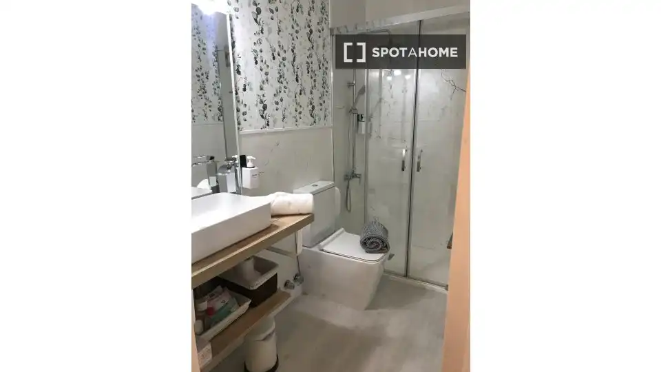 Bathroom of Flat for rent in Sevilla  with Air Conditioner, Heating and Furnished