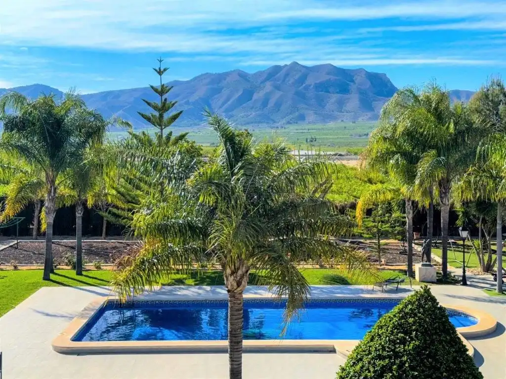 Vista exterior de Casa o xalet en venda en Orihuela amb Aire condicionat, Jardí privat i Traster