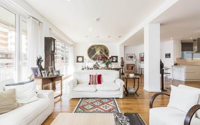 Living room of Flat for sale in  Barcelona Capital  with Air Conditioner, Heating and Parquet flooring