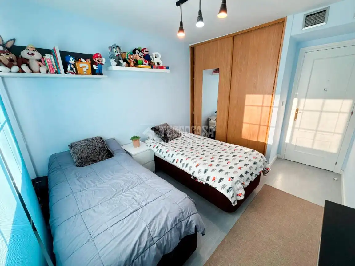 Habitación de Casa adosada en venta en Zaragoza con Aire acondicionado
