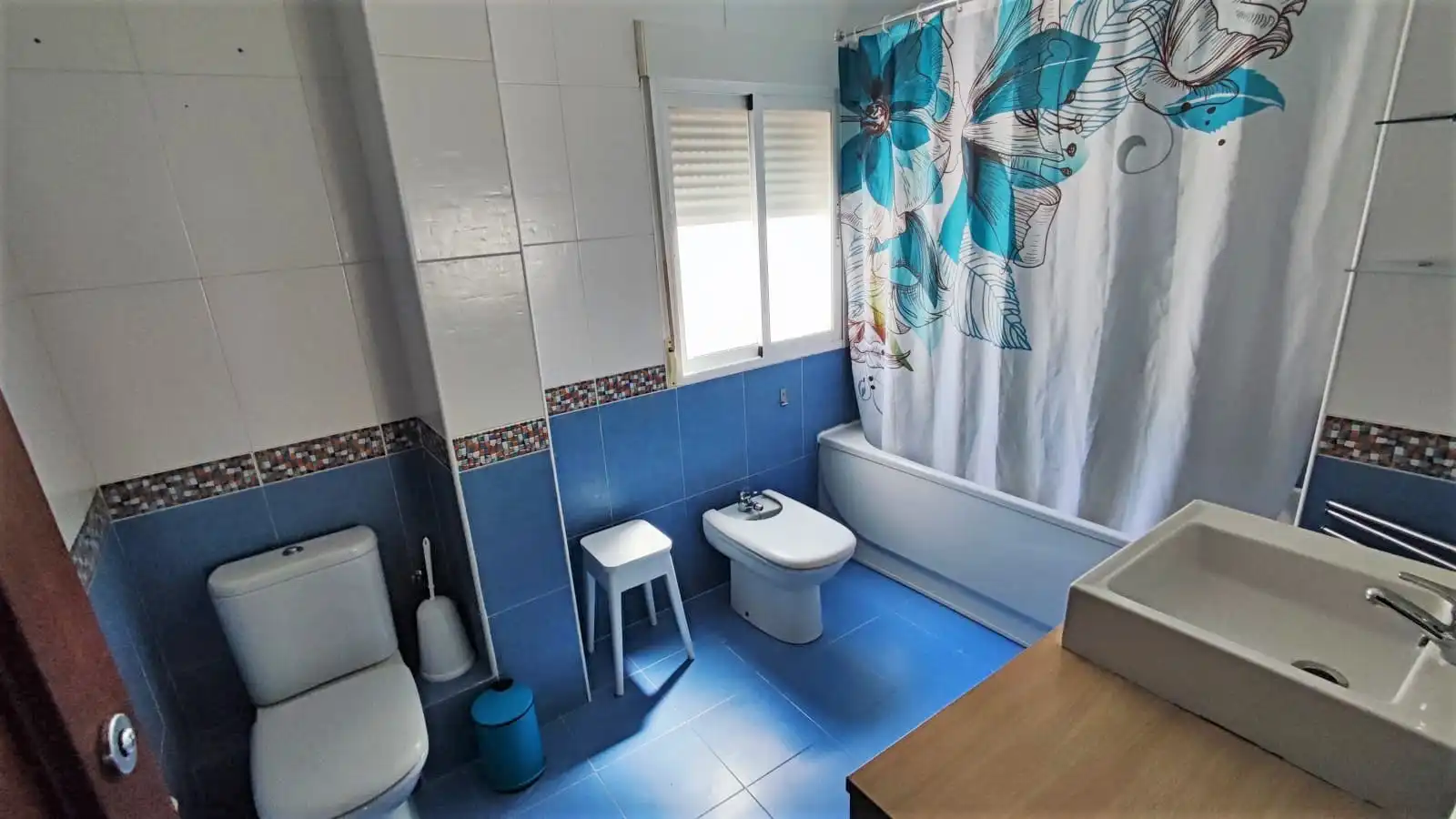 Bathroom of Flat for rent in Badajoz  with Air Conditioner, Heating and Parquet flooring