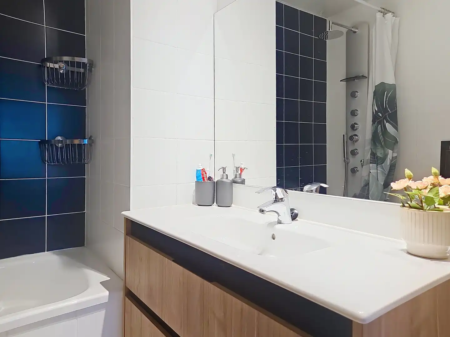 Bathroom of Flat for sale in L'Hospitalet de Llobregat  with Air Conditioner and Terrace