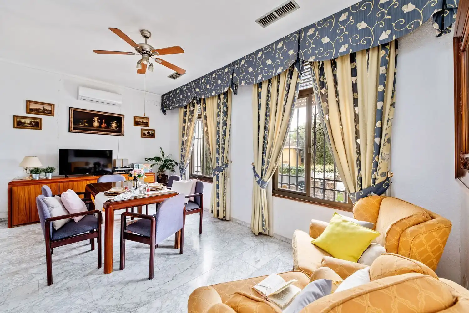 Living room of Houses for sale in Córdoba  with Air Conditioner, Private garden and Terrace