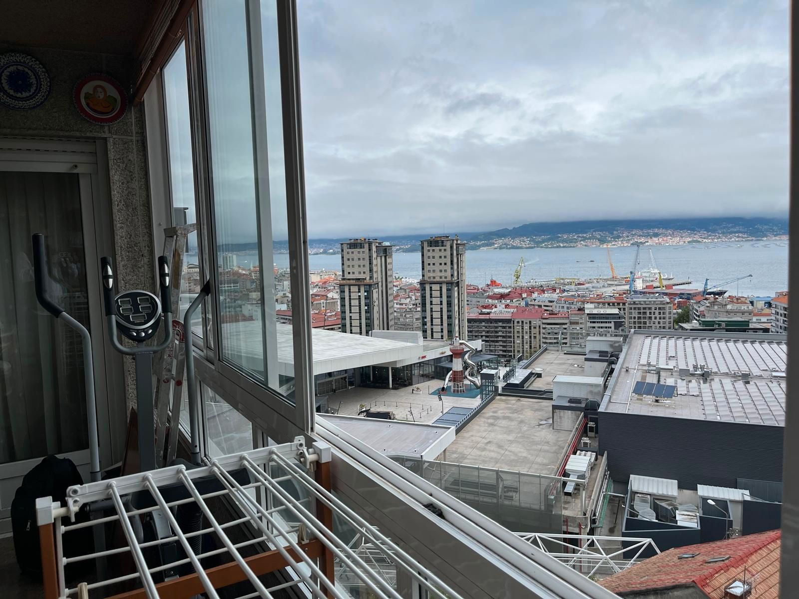 Vista exterior de Pis en venda en Vigo  amb Calefacció, Parquet i Traster