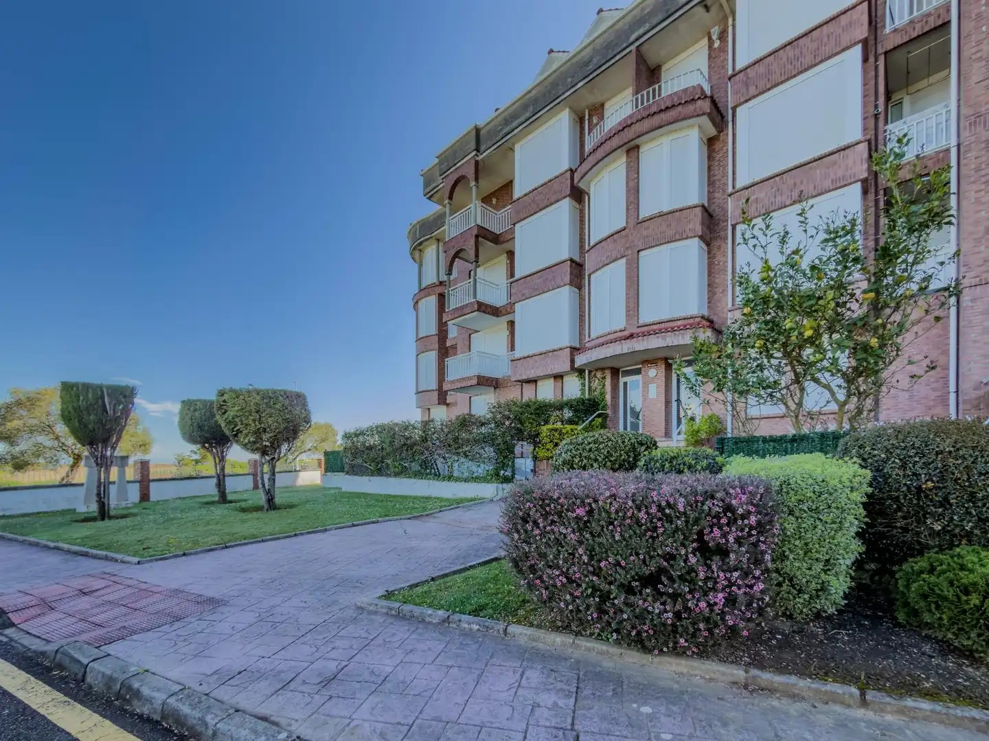 Vista exterior de Planta baixa en venda en Noja amb Calefacció, Jardí privat i Terrassa
