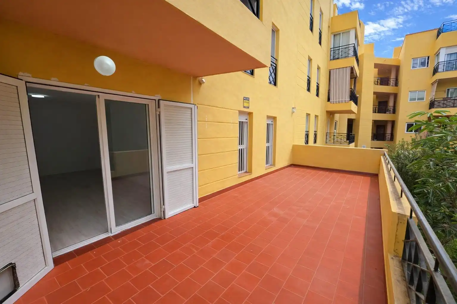 Terrasse von Wohnungen zum Verkauf in Arona mit Privatgarten, Terrasse und Alarm