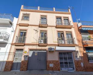 Vista exterior de Casa o xalet en venda en Camas amb Aire condicionat, Jardí privat i Parquet