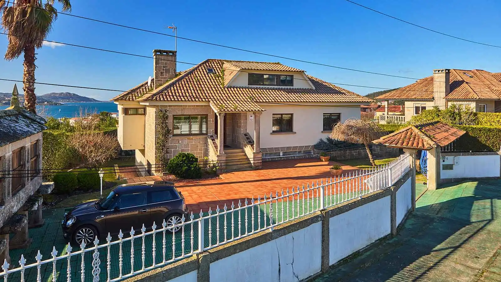 Vista exterior de Casa o xalet en venda en Nigrán amb Calefacció, Jardí privat i Parquet