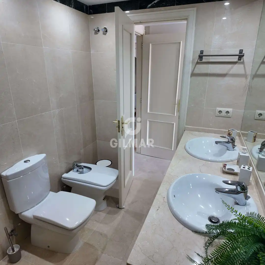 Baño de Dúplex en venta en Sotogrande con Calefacción, Trastero y Piscina