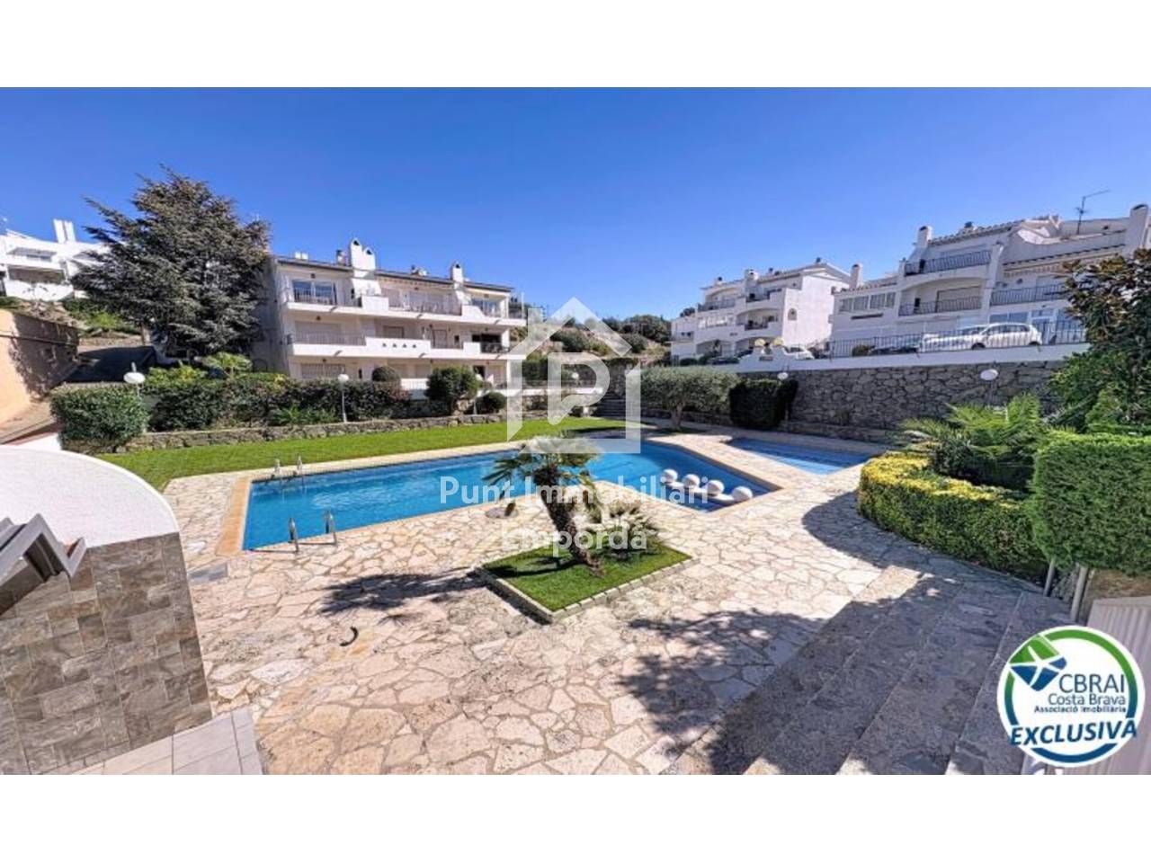 Vista exterior de Apartament en venda en Porqueres amb Aire condicionat, Balcó i Piscina comunitària