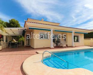 Vista exterior de Casa o xalet en venda en La Nucia amb Aire condicionat, Terrassa i Piscina