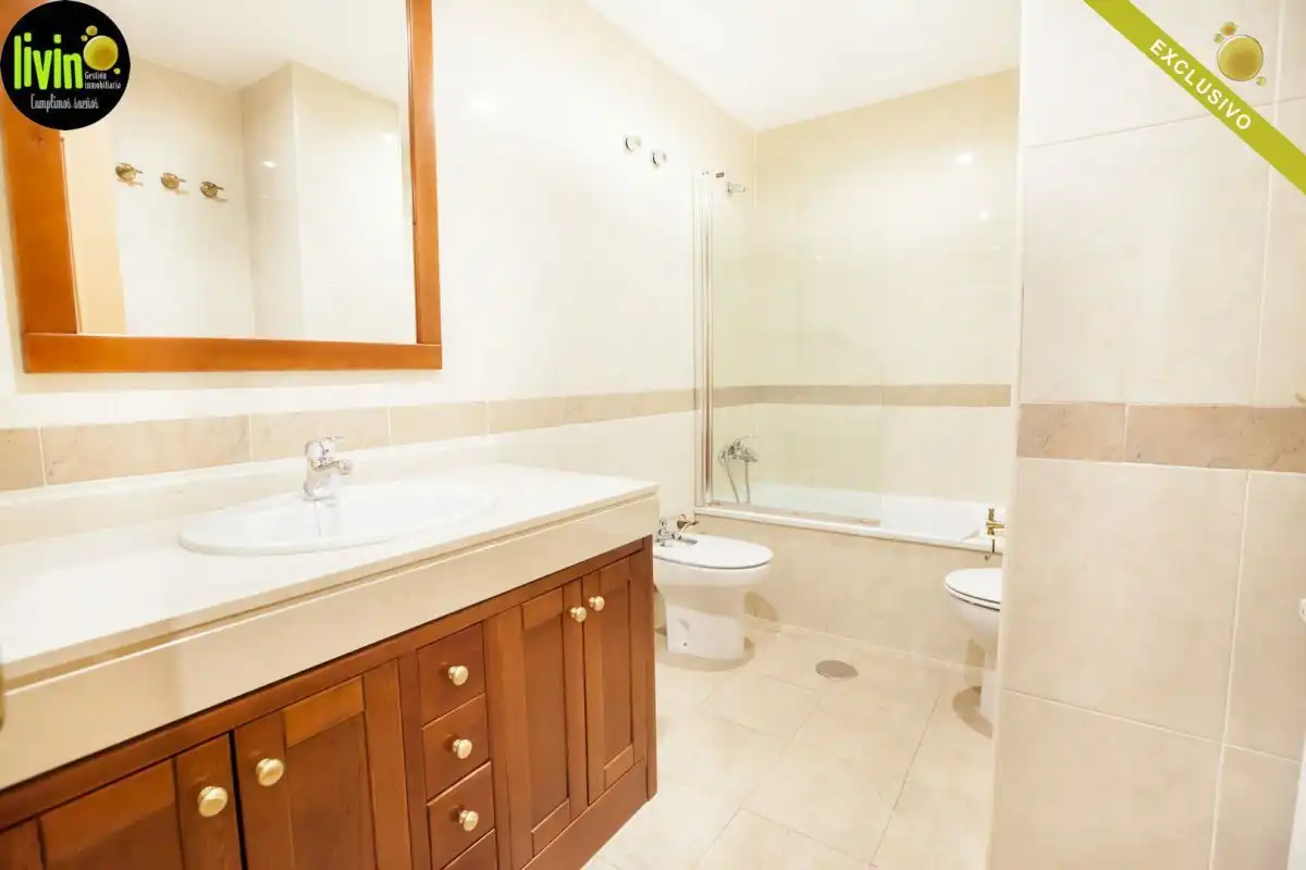 Bathroom of Flat for rent in Jaén  with Air Conditioner, Heating and Community pool