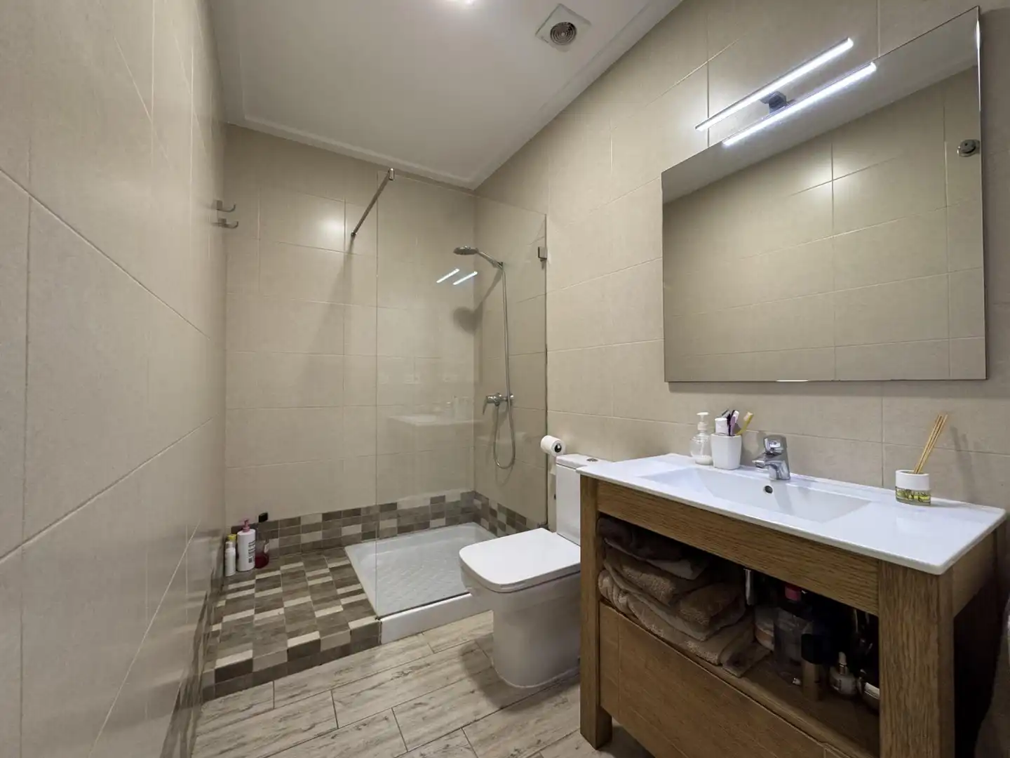 Badezimmer von Erdgeschoss zum Verkauf in Elche / Elx mit Klimaanlage, Heizung und Möbliert