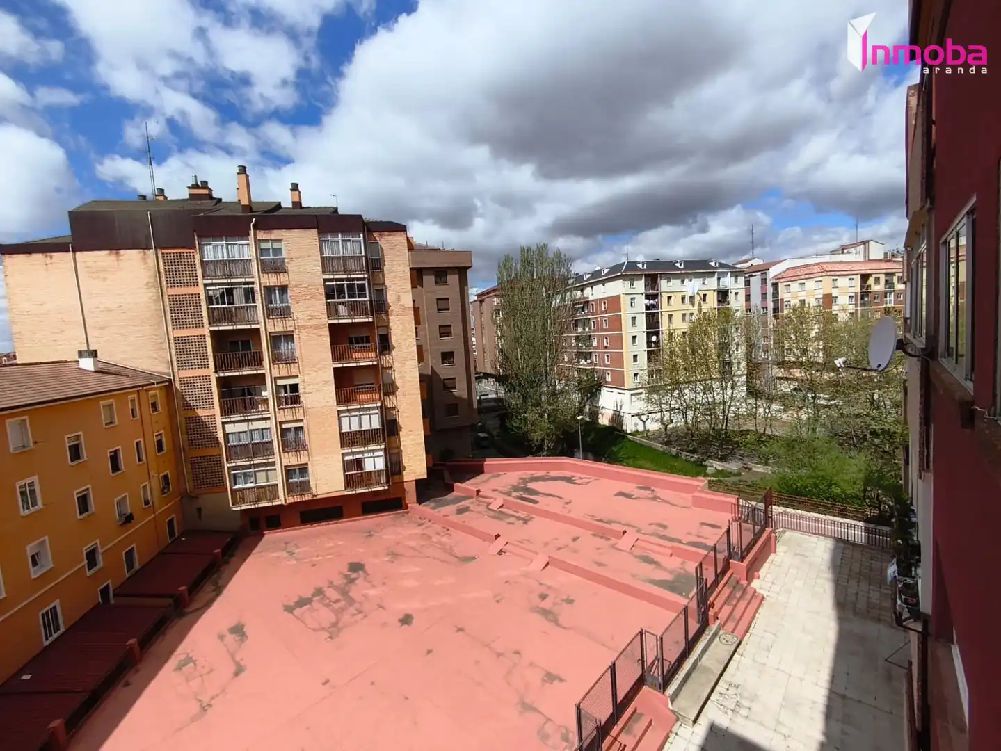 Vista exterior de Pis en venda en Aranda de Duero amb Calefacció, Terrassa i Forn