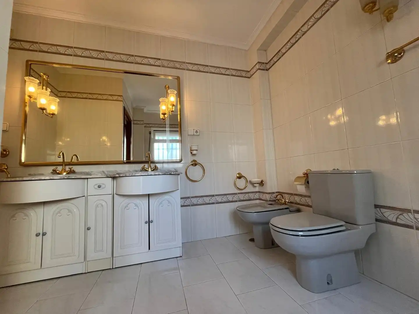 Badezimmer von Haus oder Chalet zum Verkauf in Dos Hermanas mit Terrasse, Abstellraum und Balkon