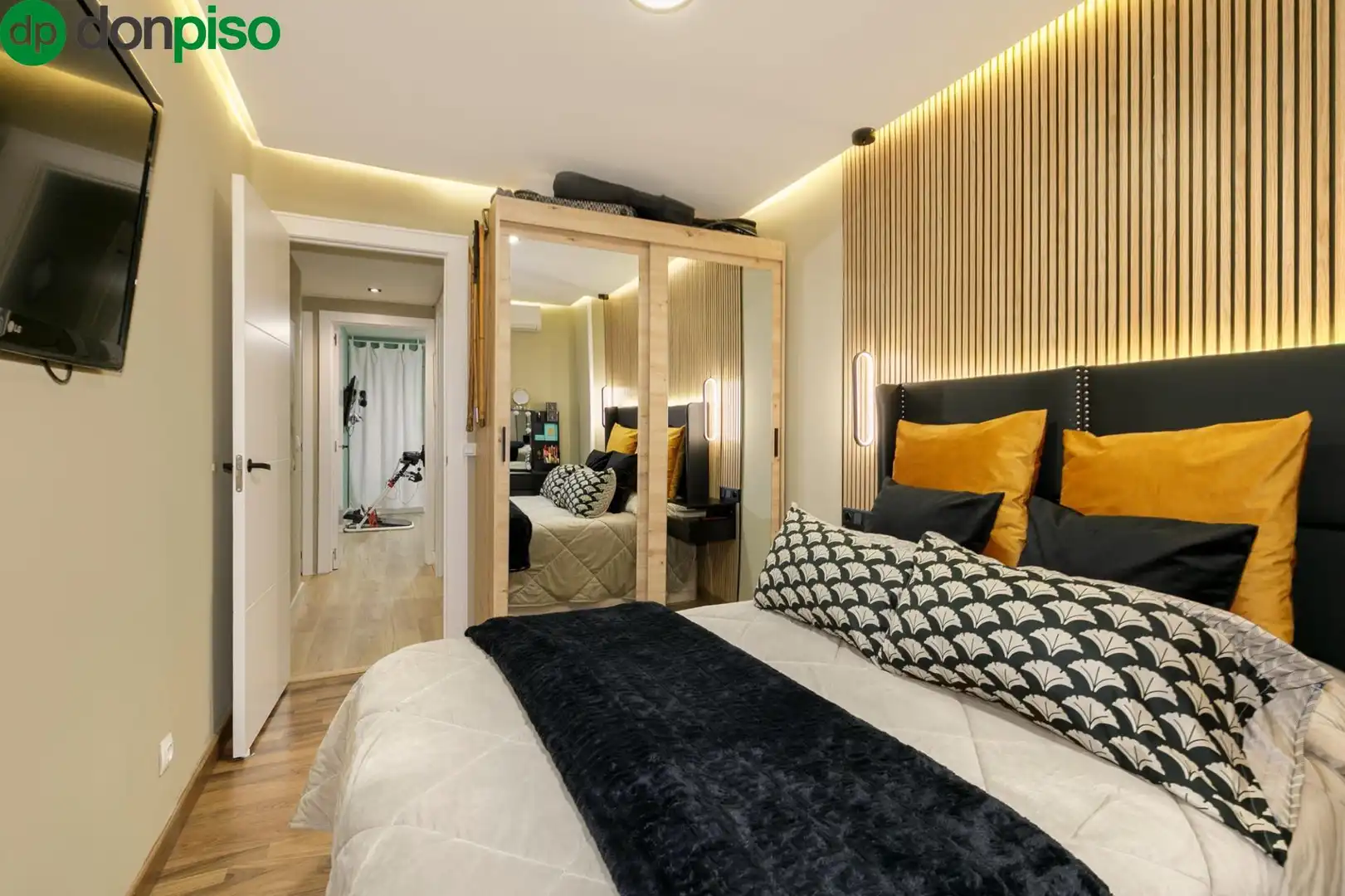 Bedroom of Flat for sale in Granada  with Air Conditioner, Terrace and Balcony