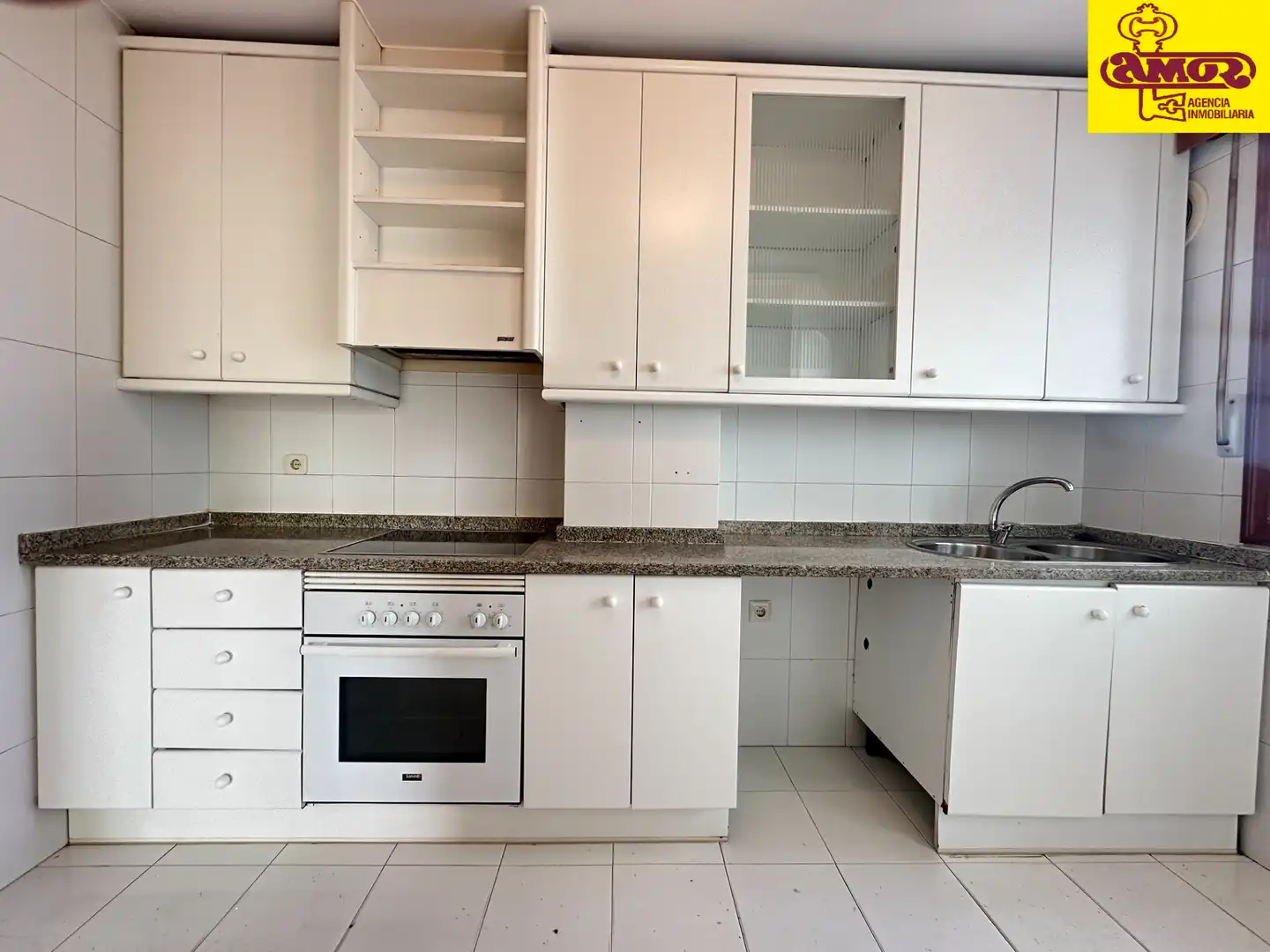 Cocina de Piso en venta en Santiago de Compostela  con Calefacción, Terraza y Trastero