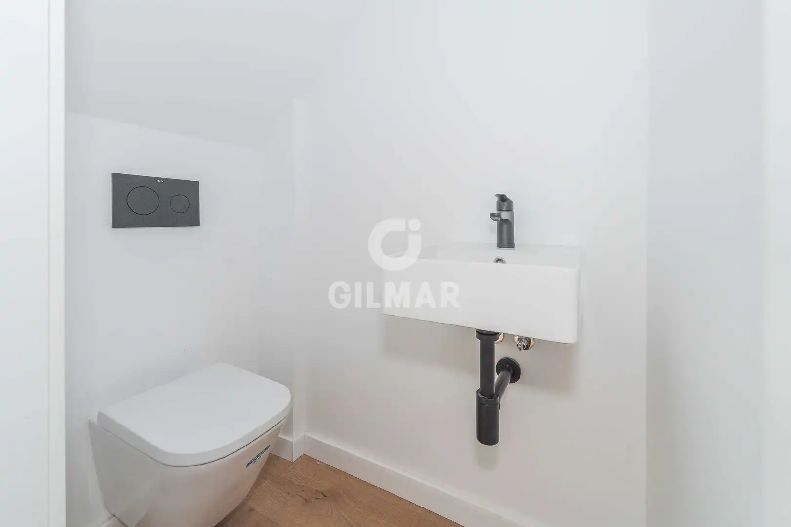 Baño de Ático en venta en Madrid con Calefacción, Trastero y Balcón