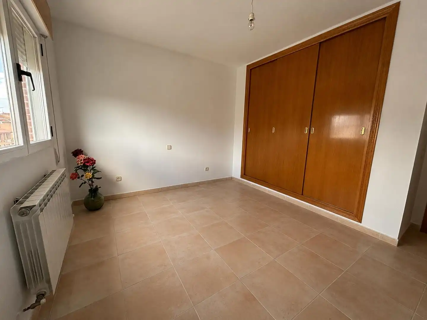 Dormitori de Casa adosada en venda en Azuqueca de Henares amb Calefacció, Jardí privat i Terrassa