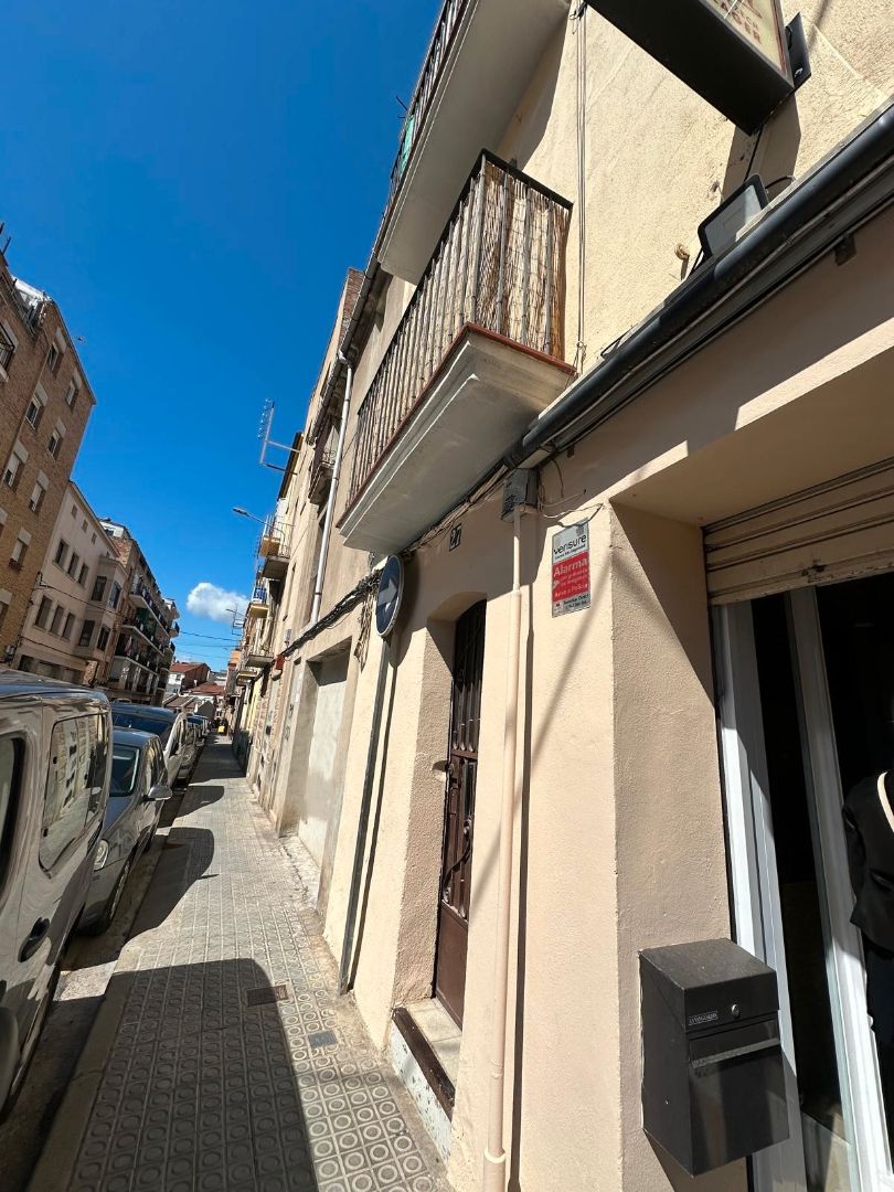 Vista exterior de Edifici en venda en Manresa