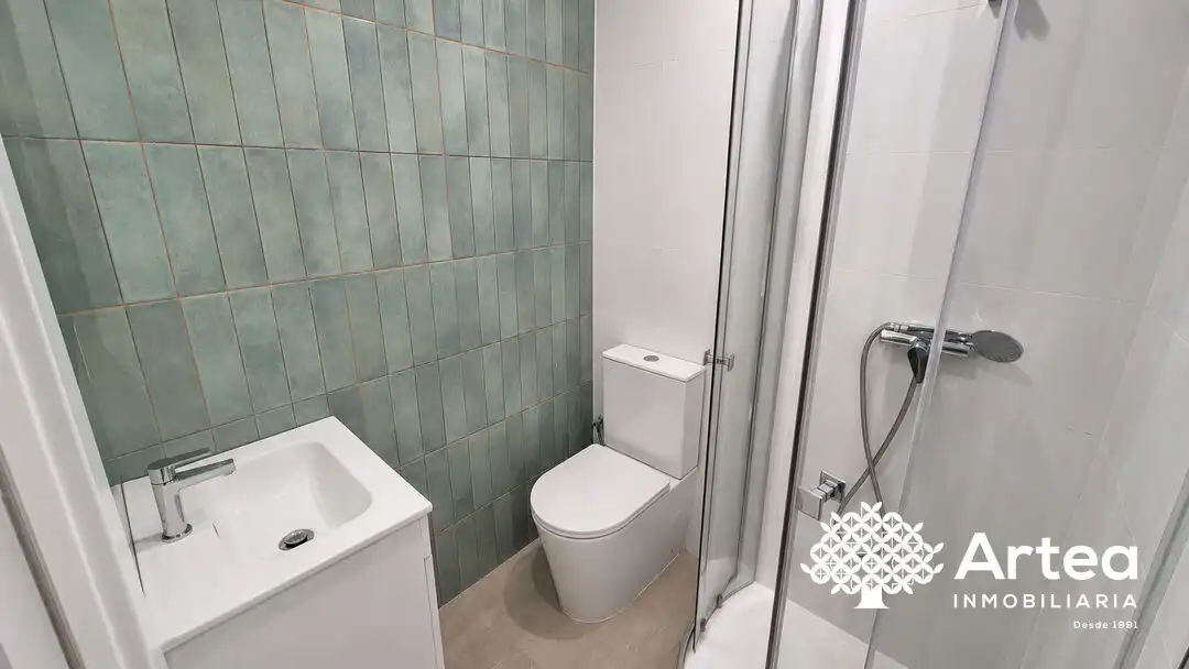 Bany de Pis en venda en Bilbao  amb Jardí privat i Balcó