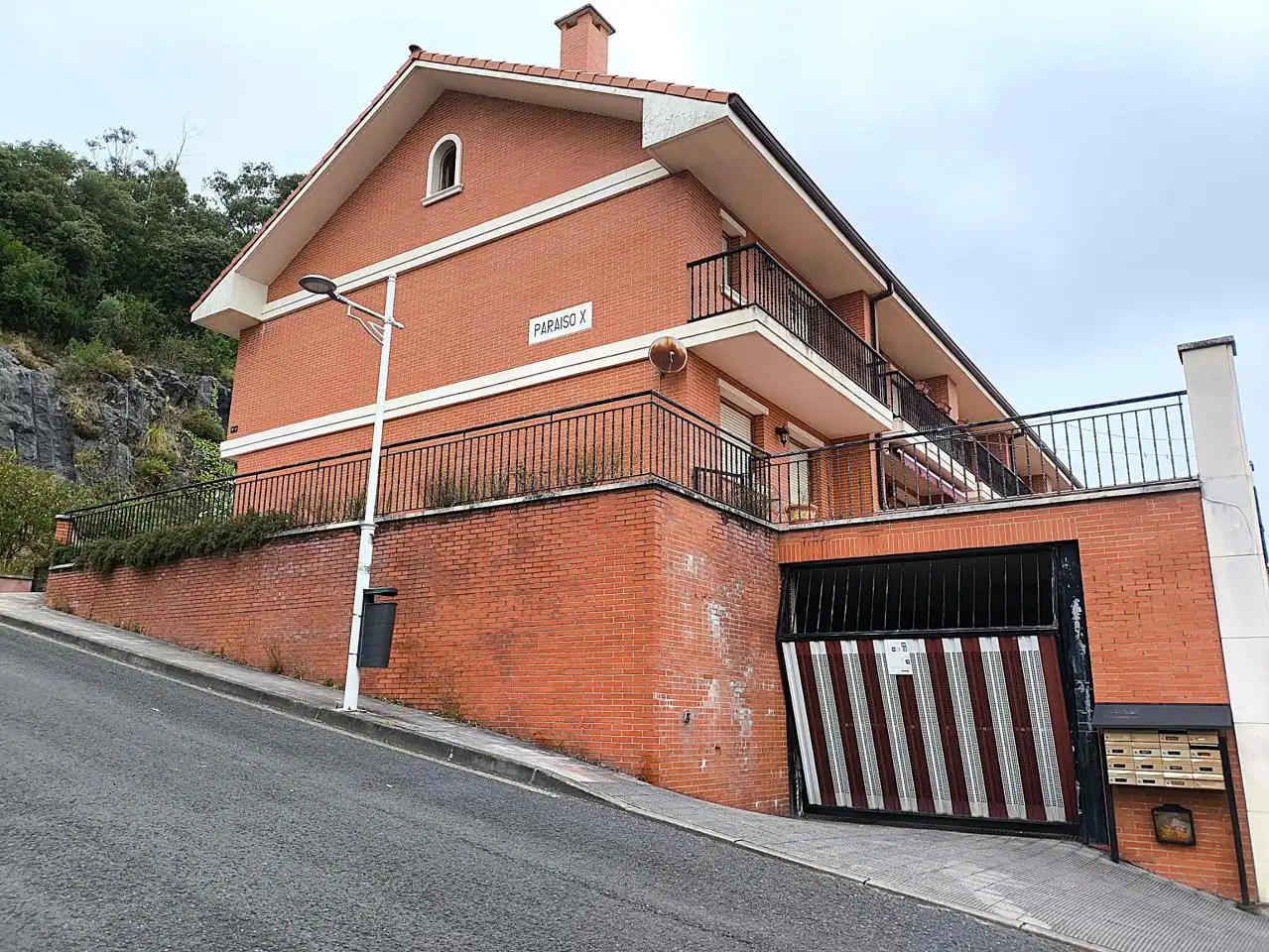 Vista exterior de Casa adosada en venta en Castro-Urdiales con Calefacción, Terraza y Balcón