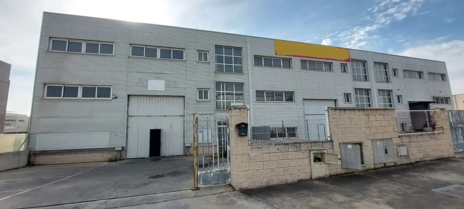 Außenansicht von Fabrikhallen zur Miete in Getafe mit Heizung