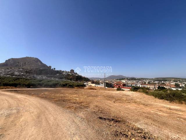 Terreno residencial en Venta en C. Via Pililla Unificado en Martos