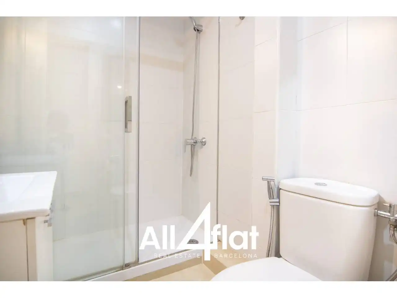Bathroom of Flat for sale in Barcelona  with Air Conditioner, Furnished and Balcony