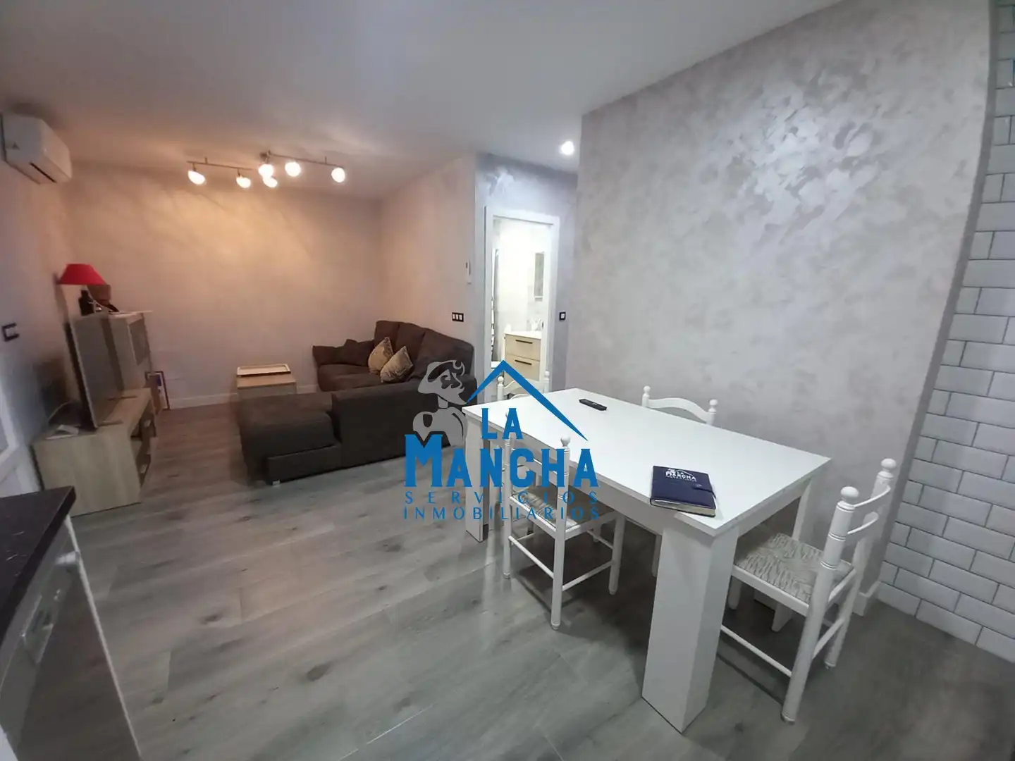 Sala d'estar de Casa o xalet en venda en Madrigueras amb Piscina i Moblat