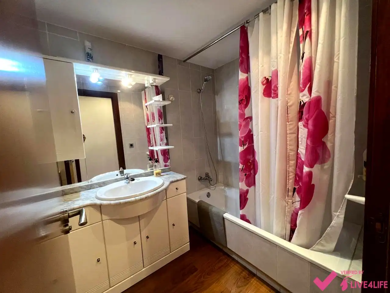 Bathroom of Flat for rent in Valencia  with Air Conditioner, Parquet flooring and Furnished
