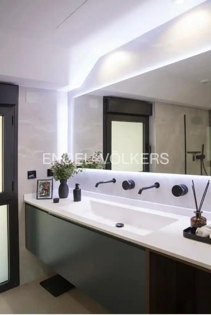 Baño de Casa adosada de alquiler en Boadilla del Monte con Aire acondicionado, Calefacción y Jardín privado