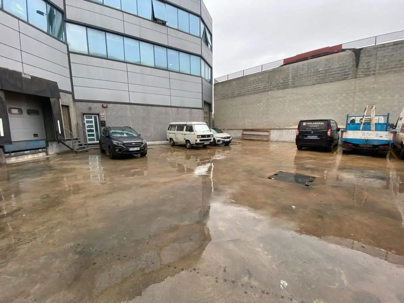 Parkplatz von Fabrikhallen zum Verkauf in Malgrat de Mar mit Heizung