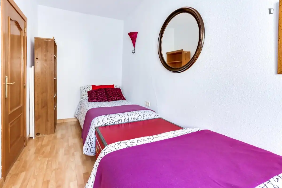 Dormitori de Apartament de lloguer en Madrid amb Aire condicionat, Moblat i Rentadora