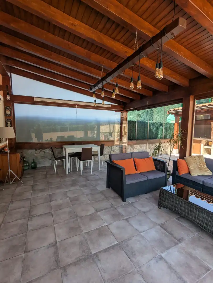 Terrasse von Einfamilien-Reihenhaus zum Verkauf in Amorebieta-Etxano mit Privatgarten, Terrasse und Balkon