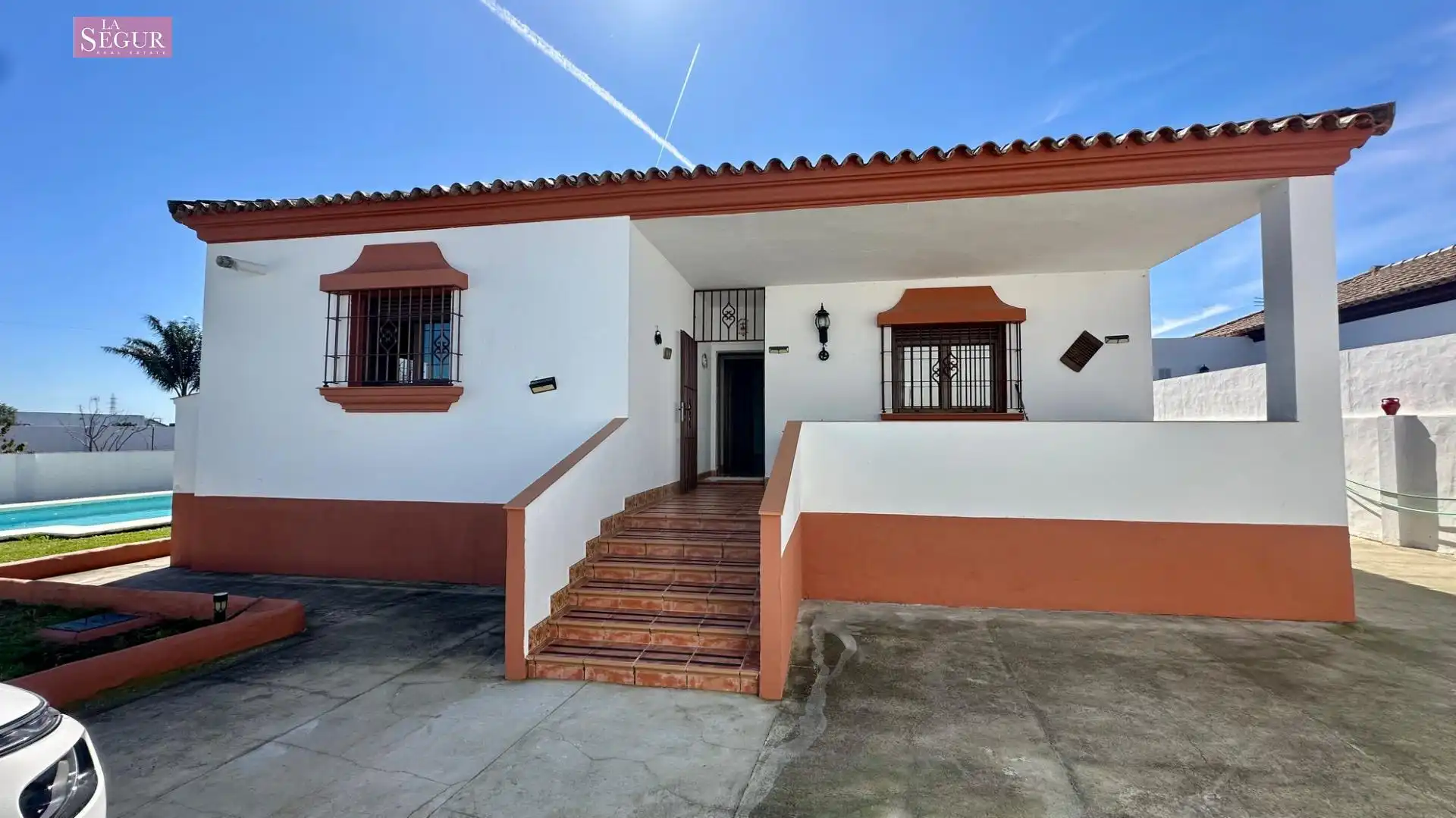 Vista exterior de Casa o xalet en venda en Conil de la Frontera amb Jardí privat, Terrassa i Piscina