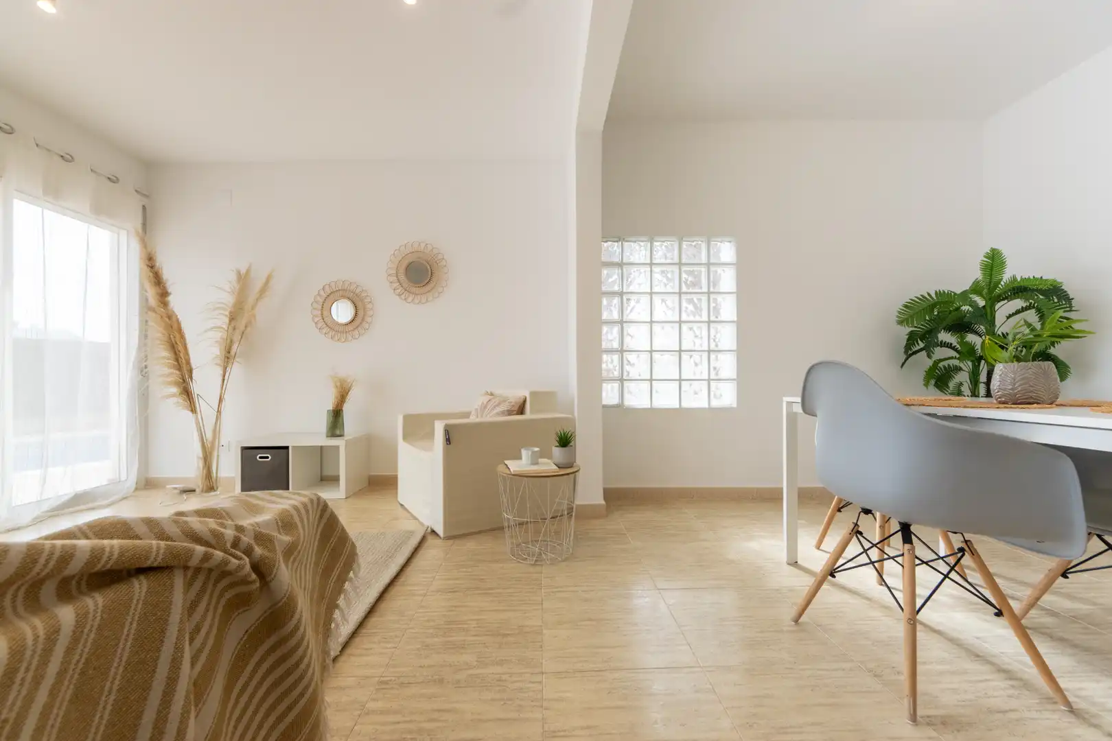 Sala d'estar de Casa adosada en venda en L'Ametlla de Mar  amb Jardí privat, Terrassa i Piscina
