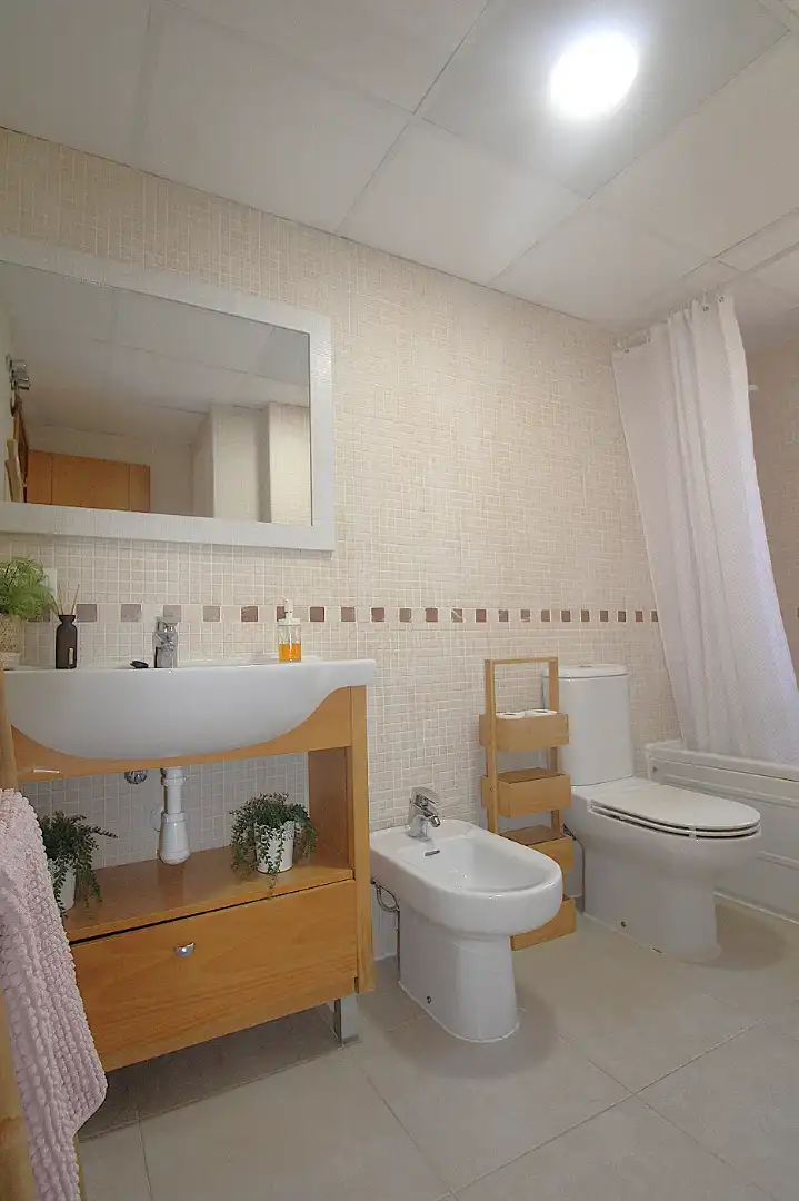 Baño de Apartamento en venta en Dénia con Aire acondicionado, Terraza y Amueblado