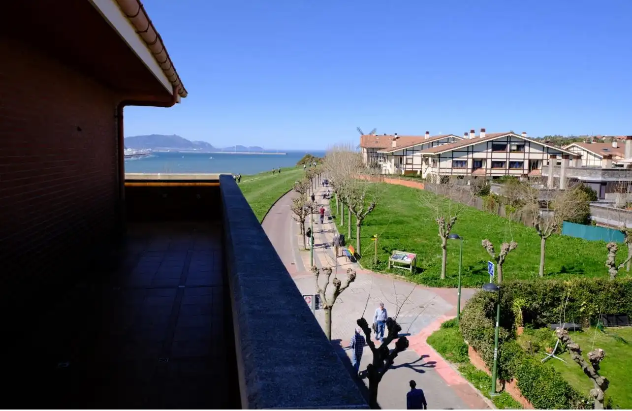 Vista exterior de Àtic en venda en Getxo  amb Calefacció, Terrassa i Traster