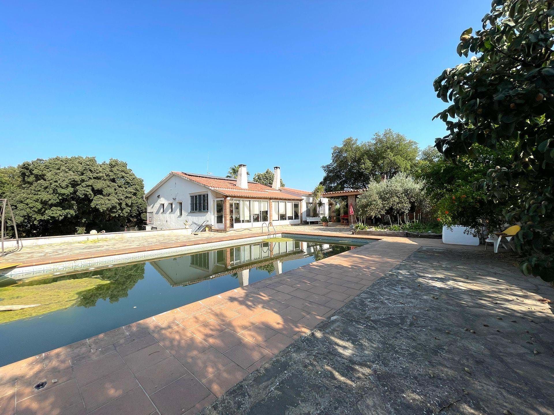 Vista exterior de Finca rústica en venda en Castellar del Vallès amb Aire condicionat, Terrassa i Piscina