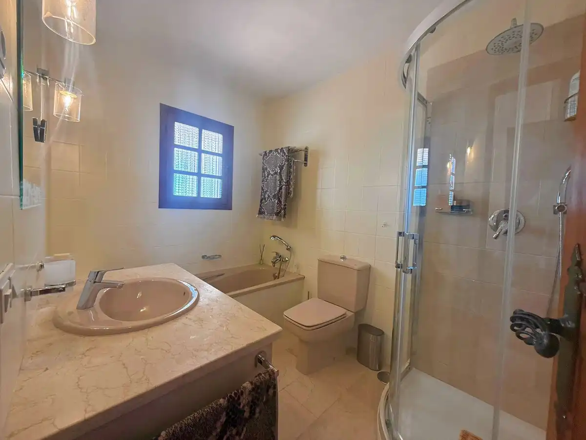Baño de Casa adosada en venta en Mijas con Aire acondicionado, Calefacción y Jardín privado