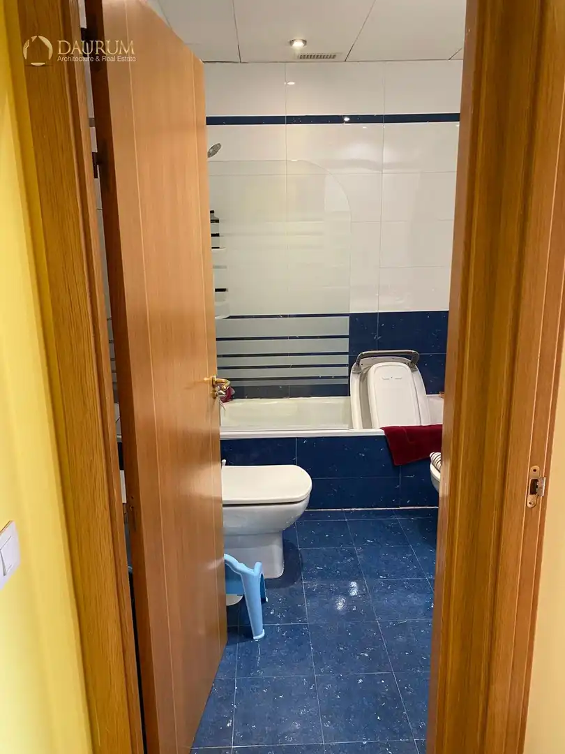 Baño de Ático en venta en Madrid con Calefacción, Terraza y Trastero