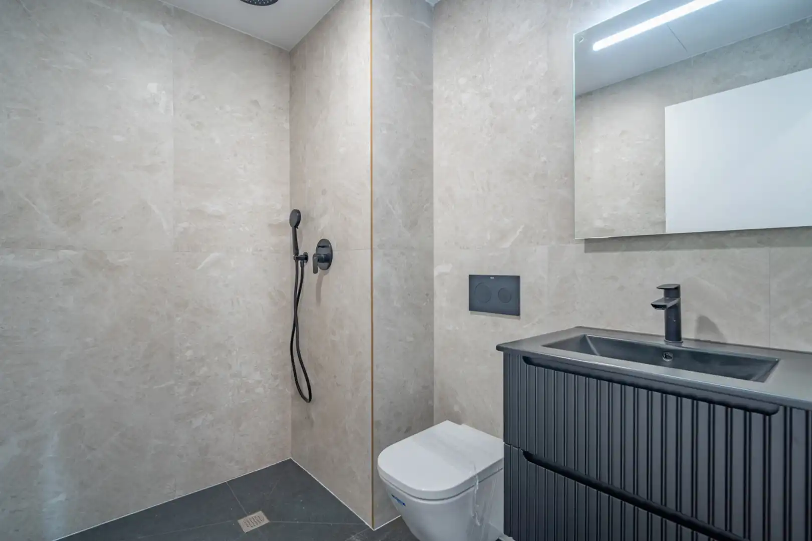 Baño de Apartamento en venta en Málaga con Piscina y Piscina comunitaria